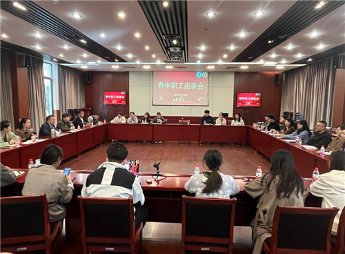 ������������ ���۷�չ���������а������ٰ�����ְ����̸��